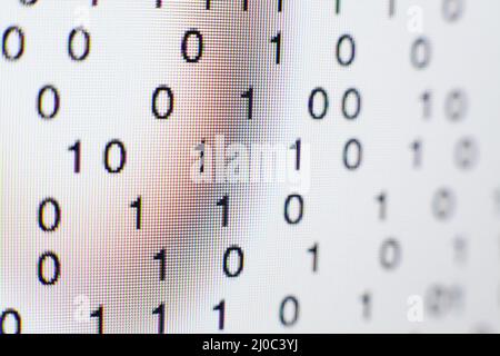 Codice binario sullo schermo di un computer Foto Stock