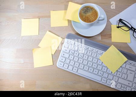 Scrivania da ufficio con un sacco di note adesive vuote o post it Notes, tastiera per computer e tazza di caffè, business a casa, concetto per l'organizzazione e ricordare Foto Stock