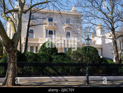 Londra, Regno Unito. 18th Mar 2022. Roman Abramovich's 15 camera da letto Casa a Kensington che ha acquistato per £90 milioni nel 2009. A causa delle sanzioni passate la settimana scorsa, tutti i contanti o le proprietà che il proprietario del Chelsea FC detiene nel Regno Unito sono ora congelati.Roman Abramovich sembra essere in missione per ottenere i suoi beni fuori dall'Europa, a mano a mano che le sanzioni si stringono. Il suo superyacht Solaris, del valore di £ 430m, si dirige verso la Turchia, dopo l'attracco in Montenegro la domenica. Credit: Mark Thomas/Alamy Live News Foto Stock