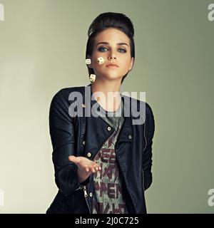 Vuoi cogliere un'occasione. Un punk gorgeous che lancia i dadi nell'aria in uno studio spara. Foto Stock