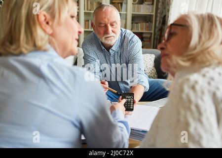 I consulenti finanziari e gli anziani discutono del divario pensionistico e delle modalità di finanziamento dell'assistenza Foto Stock
