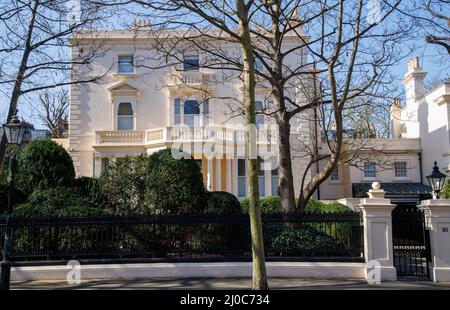 Londra, Regno Unito. 18th Mar 2022. Roman Abramovich's 15 camera da letto Casa a Kensington che ha acquistato per £90 milioni nel 2009. A causa delle sanzioni passate la settimana scorsa, tutti i contanti o le proprietà che il proprietario del Chelsea FC detiene nel Regno Unito sono ora congelati.Roman Abramovich sembra essere in missione per ottenere i suoi beni fuori dall'Europa, a mano a mano che le sanzioni si stringono. Il suo superyacht Solaris, del valore di £ 430m, si dirige verso la Turchia, dopo l'attracco in Montenegro la domenica. Credit: Mark Thomas/Alamy Live News Foto Stock