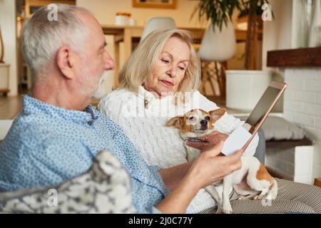 Coppia anziana come migliore gente che usa la carta di credito mentre acquista in linea sul calcolatore del laptop nel paese Foto Stock