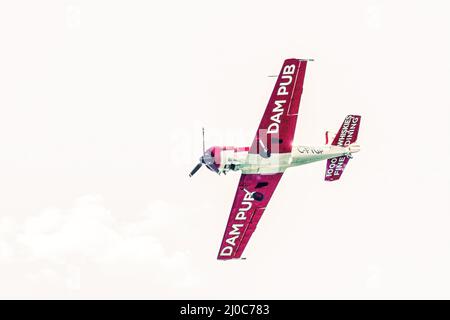 Toronto, Ontario, Canada - 4 settembre 2021: GORD Price in His Dam Pub Plane (Yak-50) esibendosi nel Toronto International Airshow Foto Stock