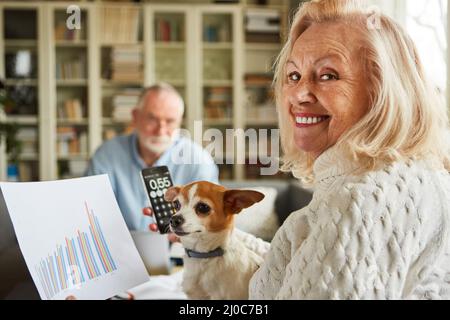 Coppia anziana con calcolatore che fa la contabilità nel paese e la pensione di pianificazione Foto Stock