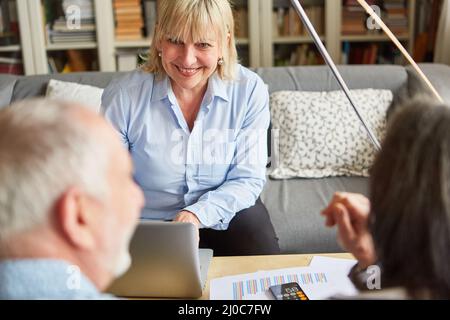 Donna come consulente finanziario in consultazione sulla pensione e la vecchiaia con la coppia anziana Foto Stock