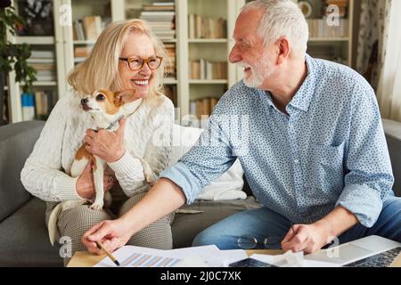 La coppia anziana felice nel bookkeeping parla di previdenza attraverso annualità e investimenti Foto Stock