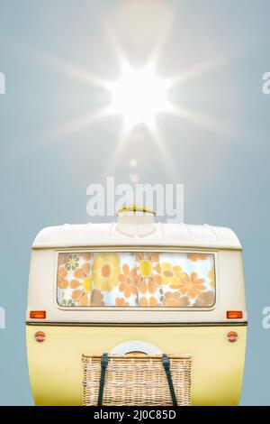 Caravan vintage in due tonalità di giallo e bianco con luce solare brillante Foto Stock