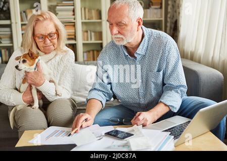 Coppia di anziani che fanno contabilità e pianificazione finanziaria insieme con gli investimenti e l'assicurazione Foto Stock
