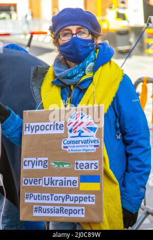 I conservatori ipocriti piangono le lacrime per le campagne di protesta Ucraina contro i gruppi governativi di Blackpool, nel Lancashire. 18 marzo 2022; Boris Johnson tornerà a Blackpool Winter Gardens, per la Conferenza primaverile del Partito conservatore. L'arrivo dei delegati per due giorni di discorsi e dibattiti sarà l'evento più di alto profilo del nuovo complesso da quando sono stati completati i lavori di ristrutturazione. Credit: MediaWorldImages/AlamyLiveNews Foto Stock