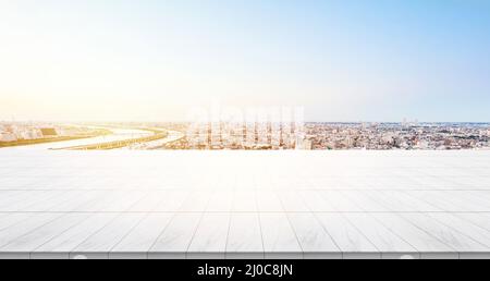 Business Concept - pavimento in marmo vuoto con moderno paesaggio urbano panoramico edificio vista aerea a volo d'uccello sotto l'alba e il mornin Foto Stock