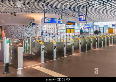 DELFT, PAESI BASSI - 3 MARZO 2016: La stazione ferroviaria di recente costruzione con le porte di accesso a Delft, Paesi Bassi Foto Stock