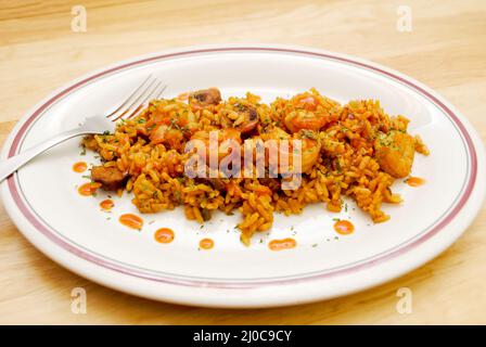 Piatto di riso Jambalaya caldo e piccante con gamberi e salsicce Foto Stock
