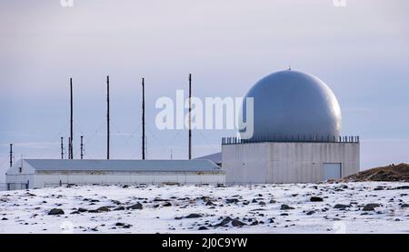 Ex radar NATO e stazione radio con antenne e antenne per telecomunicazioni, ora un radar civile ARSR per il controllo del traffico aereo, Stokknes, Islanda Foto Stock