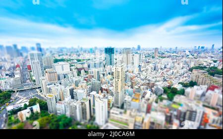 Concetto di affari e cultura - veduta aerea panoramica e moderna dello skyline della città dalla torre di tokyo sotto il sole e il morn drammatici Foto Stock