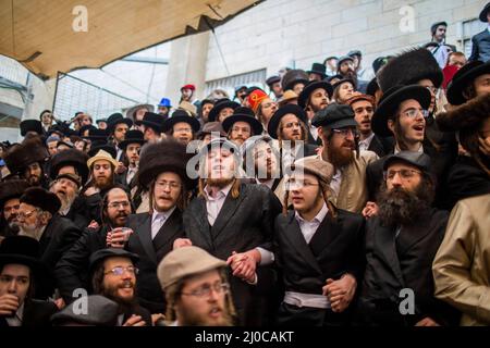 Gerusalemme, Israele. 18th Mar 2022. Gli uomini ebrei ultraortodossi prendono parte alle celebrazioni della festa ebraica di Purim nel quartiere strettamente religioso di Mea She'arim a Gerusalemme. Purim, chiamato anche il Festival dei lotti, è una festa ebraica di carnevale celebrata con parate e costumi per commemorare il salvataggio del popolo ebraico da un complotto per massacrare tutti gli ebrei nell'antico impero persiano, come raccontato nel Libro di Esther. Credit: Ilia Yefimovich/dpa/Alamy Live News Foto Stock