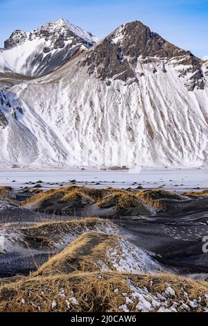 Montagna di Vestrahorn e dune a Stokksnes, Hornafjordur, Islanda. Foto Stock