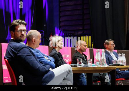 Cinque relatori (Dr. Nepomuk Schessl, Direttore Generale di MunchenMusik; Christian Waggershauser, Amministratore Delegato di Muffathalle; Katrin Habenschaden, Vice Sindaco di Monaco; David Süss, Presidente dell'Associazione degli organizzatori culturali di Monaco; Markus Blume, Ministro della Scienza e dell'Arte a Muffathalle) a Monaco il 18 marzo 2022 Ascolta un altro oratore. La campagna “100% Offen” (inglese: “100% Open”) ha tenuto la prima conferenza stampa venerdì 18th marzo 2022 per discutere le possibilità di eventi e luoghi culturali che possono funzionare normalmente dopo due anni di Foto Stock