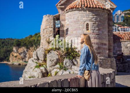 Giovane donna turistica nel centro storico di Budva. Concetto di viaggio verso il Montenegro Foto Stock