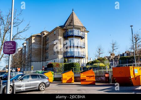 Kingston-upon-Thames London UK, marzo 18 2022, i grandi contenitori della collezione industriale di Ogange per le merci indesiderate della famiglia in Un parcheggio pubblico dell'automobile Foto Stock