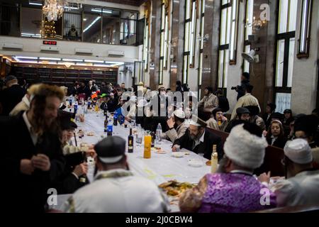 Gerusalemme, Israele. 18th Mar 2022. Gli uomini ebrei ultraortodossi prendono parte alle celebrazioni della festa ebraica di Purim nel quartiere strettamente religioso di Mea She'arim a Gerusalemme. Purim, chiamato anche il Festival dei lotti, è una festa ebraica di carnevale celebrata con parate e stune per commemorare il salvataggio del popolo ebraico da un complotto per massacro di tutti gli ebrei nell'antico impero persiano, come raccontato nel Libro di Esther. Credit: Ilia Yefimovich/dpa/Alamy Live News Foto Stock