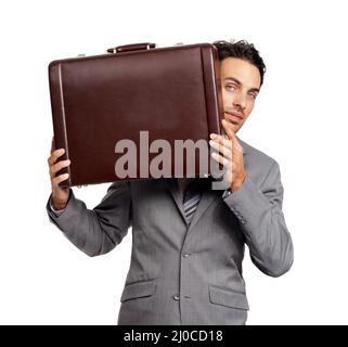 Il suo possesso premio. Ritratto di un giovane uomo d'affari che ti aggira da tutto il suo portadocumenti. Foto Stock