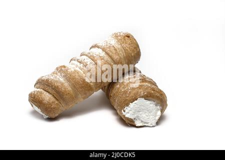 Primo piano di due rotoli di schiuma impilati come dessert austriaco dolce tradizionale fatto di pasta sfoglia con panna montata di zucchero ripieno su sfondo bianco Foto Stock