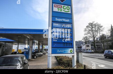 Francoforte, Germania. 18th Mar 2022. La foto scattata il 18 marzo 2022 mostra i prezzi del gasolio e della benzina esposti su un bordo di un distributore di benzina a Francoforte, in Germania. Rispondendo alla recente impennata dei prezzi della benzina e del gasolio in Germania, mercoledì l'Ufficio federale del cartello (BKartA) ha dichiarato che monitorerà attentamente l'andamento dei prezzi presso le stazioni di servizio del paese. Credit: Armando Babani/Xinhua/Alamy Live News Foto Stock