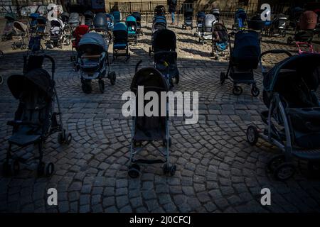 Lviv, Ucraina. 18th Mar 2022. I passeggini sono esposti per la mostra "Price of Freedom" in Rynok Square a Lviv, Ucraina, il 18 marzo 2022. Le carrozze per bambini, che rappresentano gli almeno 109 bambini uccisi dall'invasione russa del febbraio 24, sono destinate ad attirare la consapevolezza del desiderio di UkraineÃs di avere il paese una zona di no-fly. Credit: ZUMA Press, Inc./Alamy Live News Foto Stock