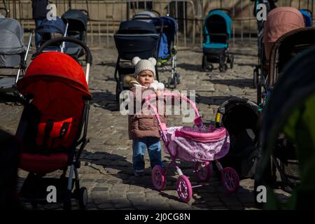 Lviv, Ucraina. 18th Mar 2022. I passeggini sono esposti per la mostra "Price of Freedom" in Rynok Square a Lviv, Ucraina, il 18 marzo 2022. Le carrozze per bambini, che rappresentano gli almeno 109 bambini uccisi dall'invasione russa del febbraio 24, sono destinate ad attirare la consapevolezza del desiderio di UkraineÃs di avere il paese una zona di no-fly. Credit: ZUMA Press, Inc./Alamy Live News Foto Stock