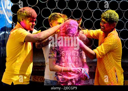 Kolkata, Bengala Occidentale, India. 18th Mar 2022. La gente celebra il festival Holi con polveri colorate ad Howrah, a pochi chilometri da Kolkata, India, 18 marzo 2022. Credit: ZUMA Press, Inc./Alamy Live News Foto Stock