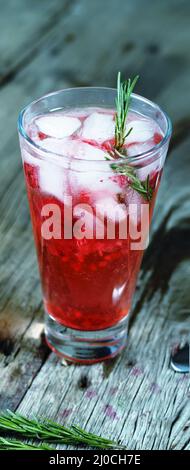 Cocktail di alcool o cocktail alla frutta bere decorate rosmarino Foto Stock