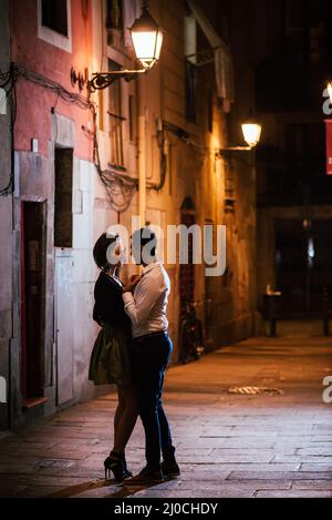 Coppia perfetta in amore baciare, ballare su una strada della città di notte. Foto Stock