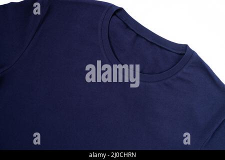 Mockup t-shirt in cotone blu, isolato su sfondo bianco. Primo piano del colletto per il logo Foto Stock