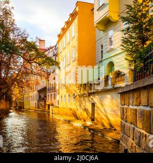 Edifici lungo il fiume Certovka a Mala Strana a Praga, in Czechia. Paesaggio urbano autunnale Foto Stock