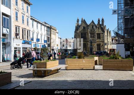 Truro, UK, 18th marzo 2022, la gente ha goduto il sole glorioso a Truro, Cornovaglia. Le previsioni sono per il sole, 13C e una brezza dolce. Il clima primaverile è impostato per continuare nel fine settimana.Credit: Keith Larby/Alamy Live News Foto Stock