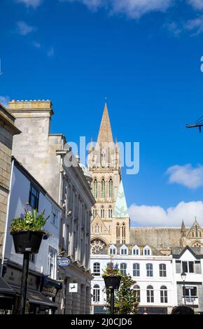 Truro, UK, 18th marzo 2022, la gente ha goduto il sole glorioso a Truro, Cornovaglia. Le previsioni sono per il sole, 13C e una brezza dolce. Il clima primaverile è impostato per continuare nel fine settimana.Credit: Keith Larby/Alamy Live News Foto Stock