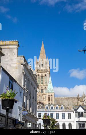 Truro, UK, 18th marzo 2022, la gente ha goduto il sole glorioso a Truro, Cornovaglia. Le previsioni sono per il sole, 13C e una brezza dolce. Il clima primaverile è impostato per continuare nel fine settimana.Credit: Keith Larby/Alamy Live News Foto Stock