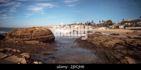 Spiaggia rocciosa con cottage sulla spiaggia di Crystal Cove state Park Foto Stock