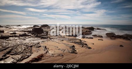 Spiaggia rocciosa con cottage sulla spiaggia di Crystal Cove state Park Foto Stock