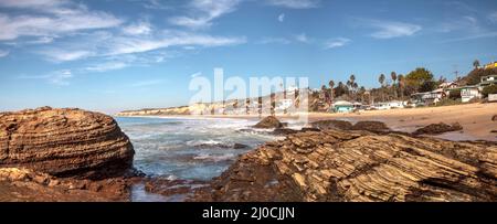 Spiaggia rocciosa con cottage sulla spiaggia di Crystal Cove state Park Foto Stock