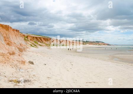 Vista di Canoa Quebrada scogliere arancioni e. Foto Stock