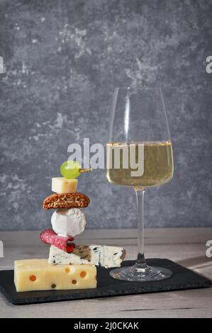 Concept Equilibrium Floating Food e White Wine Glass Foto Stock