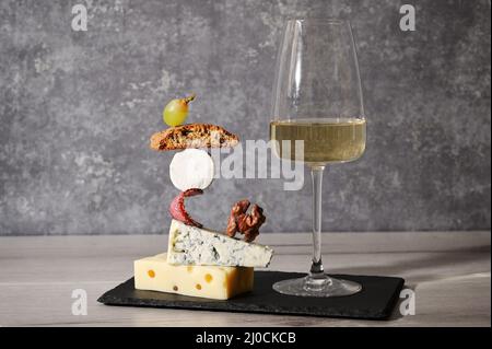 Concept Equilibrium Floating Food e White Wine Glass Foto Stock