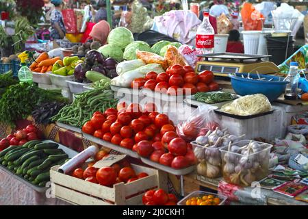 Bancarella di verdure a OSH Bazaar, Bishkek, Kirghizistan Foto Stock