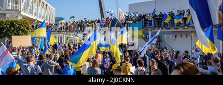 LIMASSOL, CIPRO - 5 MARZO 2022: Protesta contro la guerra in solidarietà con l'Ucraina contro l'invasione russa Foto Stock
