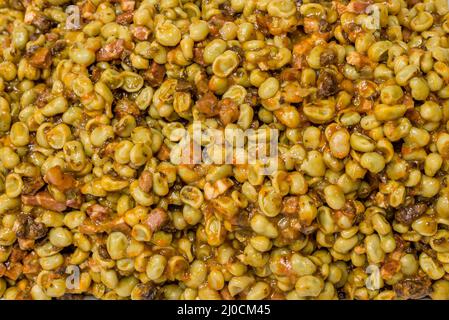 Vista dall'alto dell'insalata di fave con carne Foto Stock