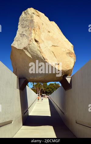 La scultura di Michael Hiezer la messa di Levitated a Los Angeles osa ai visitatori di camminare sotto il masso pesante Foto Stock