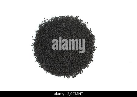 Mucchio di semi di cumino nero isolato su sfondo bianco. Nigella sativa Foto Stock