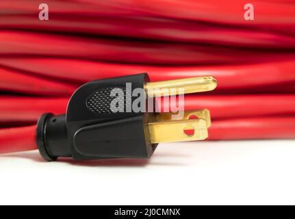 Presa di alimentazione vicina allo sfondo rosso del cavo di prolunga. Vista laterale del tappo di tipo B. Adatto per prese elettriche NEMA 5-15 standard americano. Utilizzato in Canada, U. Foto Stock